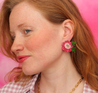boucles d'oreilles pivoine closeup